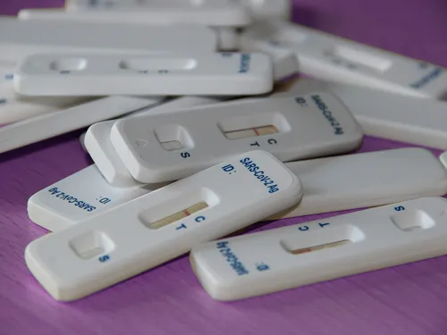 COVID : il n’est plus obligatoire de confirmer un test antigénique...